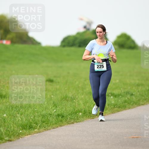 10.05.2026 - 8. Wedeler Halbmarathon Dr. Thomas Lammeyer http://msf.ph/oto/9697190 10.05.2026 11:28:20 Laufen 657, 225 meine-sportfotos.de