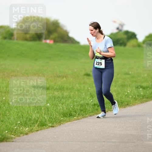 10.05.2026 - 8. Wedeler Halbmarathon Dr. Thomas Lammeyer http://msf.ph/oto/9697198 10.05.2026 11:28:21 Laufen 225, 657 meine-sportfotos.de