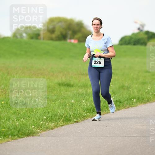 10.05.2026 - 8. Wedeler Halbmarathon Dr. Thomas Lammeyer http://msf.ph/oto/9697203 10.05.2026 11:28:22 Laufen 225, 657 meine-sportfotos.de