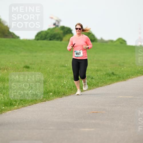 10.05.2026 - 8. Wedeler Halbmarathon Dr. Thomas Lammeyer http://msf.ph/oto/9697206 10.05.2026 11:28:23 Laufen 657, 779 meine-sportfotos.de