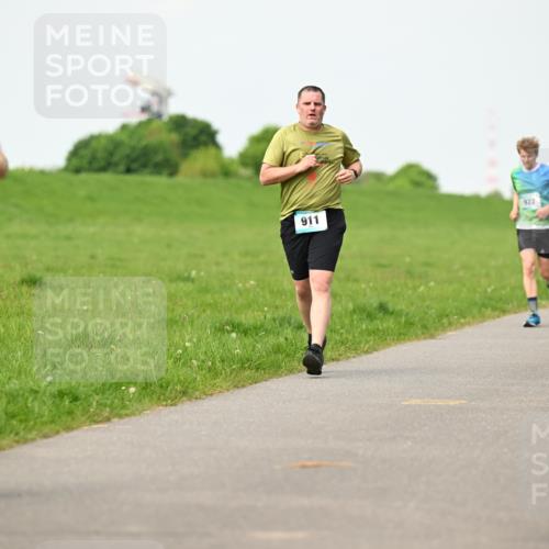 10.05.2026 - 8. Wedeler Halbmarathon Dr. Thomas Lammeyer http://msf.ph/oto/9697271 10.05.2026 11:28:34 Laufen 911, 922 meine-sportfotos.de