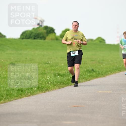 10.05.2026 - 8. Wedeler Halbmarathon Dr. Thomas Lammeyer http://msf.ph/oto/9697272 10.05.2026 11:28:35 Laufen 911, 922 meine-sportfotos.de