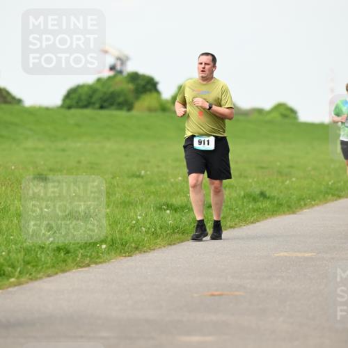 10.05.2026 - 8. Wedeler Halbmarathon Dr. Thomas Lammeyer http://msf.ph/oto/9697273 10.05.2026 11:28:35 Laufen 911, 922 meine-sportfotos.de