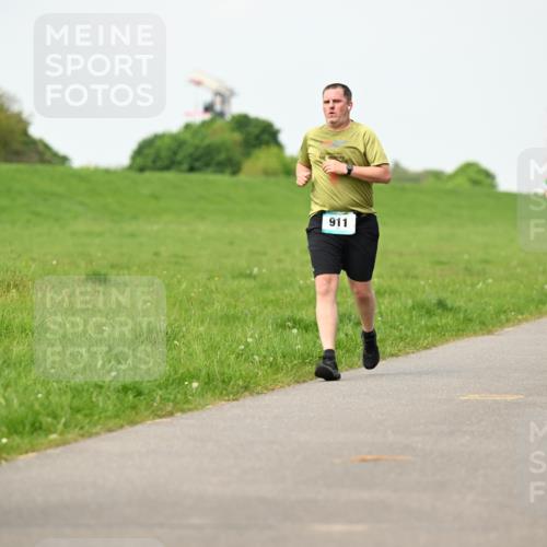 10.05.2026 - 8. Wedeler Halbmarathon Dr. Thomas Lammeyer http://msf.ph/oto/9697274 10.05.2026 11:28:35 Laufen 911, 922 meine-sportfotos.de