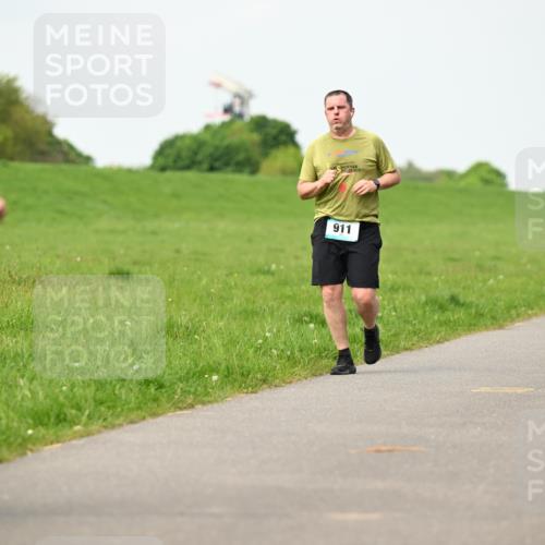 10.05.2026 - 8. Wedeler Halbmarathon Dr. Thomas Lammeyer http://msf.ph/oto/9697275 10.05.2026 11:28:35 Laufen 922, 911 meine-sportfotos.de