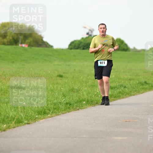 10.05.2026 - 8. Wedeler Halbmarathon Dr. Thomas Lammeyer http://msf.ph/oto/9697280 10.05.2026 11:28:36 Laufen 911, 922 meine-sportfotos.de