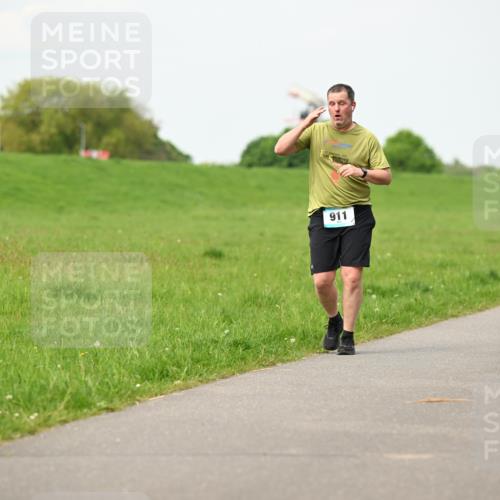 10.05.2026 - 8. Wedeler Halbmarathon Dr. Thomas Lammeyer http://msf.ph/oto/9697282 10.05.2026 11:28:36 Laufen 922, 911 meine-sportfotos.de
