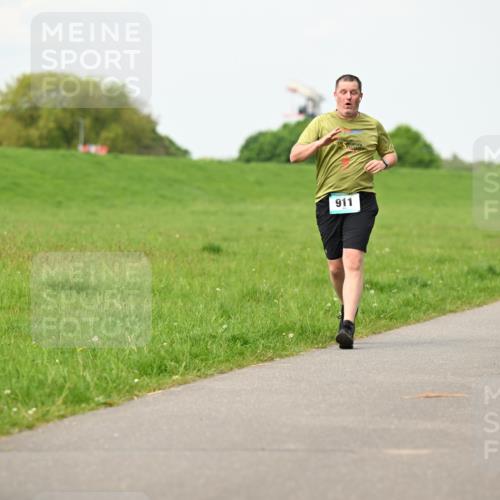 10.05.2026 - 8. Wedeler Halbmarathon Dr. Thomas Lammeyer http://msf.ph/oto/9697283 10.05.2026 11:28:36 Laufen 911, 922 meine-sportfotos.de
