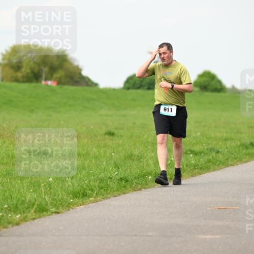 10.05.2026 - 8. Wedeler Halbmarathon Dr. Thomas Lammeyer http://msf.ph/oto/9697284 10.05.2026 11:28:36 Laufen 911, 922 meine-sportfotos.de
