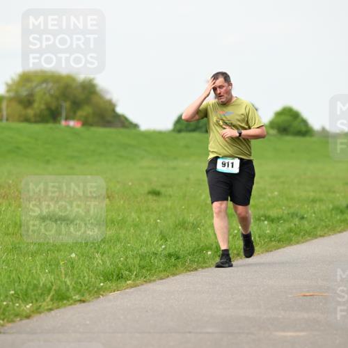 10.05.2026 - 8. Wedeler Halbmarathon Dr. Thomas Lammeyer http://msf.ph/oto/9697285 10.05.2026 11:28:36 Laufen 911, 922 meine-sportfotos.de
