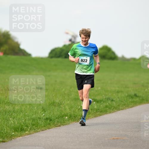 10.05.2026 - 8. Wedeler Halbmarathon Dr. Thomas Lammeyer http://msf.ph/oto/9697303 10.05.2026 11:28:40 Laufen 922, 869 meine-sportfotos.de