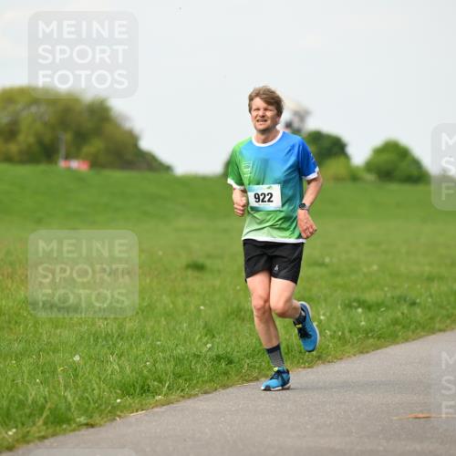 10.05.2026 - 8. Wedeler Halbmarathon Dr. Thomas Lammeyer http://msf.ph/oto/9697307 10.05.2026 11:28:40 Laufen 922, 869 meine-sportfotos.de
