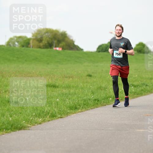 10.05.2026 - 8. Wedeler Halbmarathon Dr. Thomas Lammeyer http://msf.ph/oto/9697380 10.05.2026 11:28:59 Laufen 750 meine-sportfotos.de