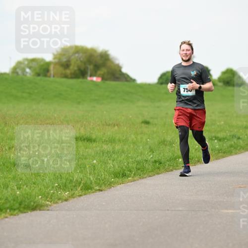 10.05.2026 - 8. Wedeler Halbmarathon Dr. Thomas Lammeyer http://msf.ph/oto/9697381 10.05.2026 11:28:59 Laufen 750 meine-sportfotos.de