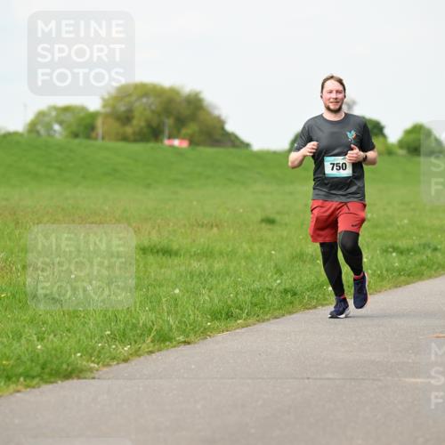 10.05.2026 - 8. Wedeler Halbmarathon Dr. Thomas Lammeyer http://msf.ph/oto/9697382 10.05.2026 11:28:59 Laufen 750 meine-sportfotos.de