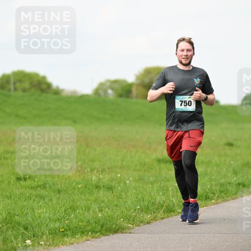 10.05.2026 - 8. Wedeler Halbmarathon Dr. Thomas Lammeyer http://msf.ph/oto/9697393 10.05.2026 11:29:01 Laufen 750 meine-sportfotos.de