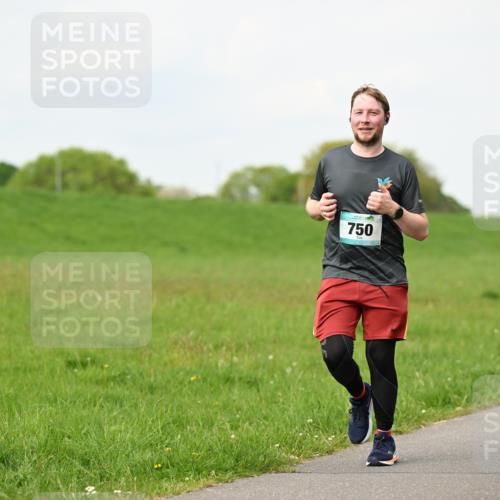 10.05.2026 - 8. Wedeler Halbmarathon Dr. Thomas Lammeyer http://msf.ph/oto/9697395 10.05.2026 11:29:01 Laufen 750 meine-sportfotos.de
