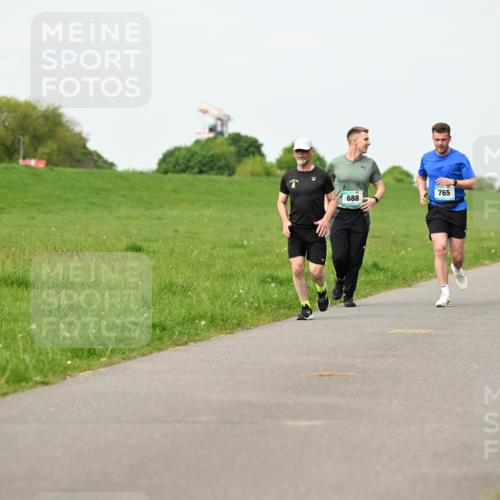 10.05.2026 - 8. Wedeler Halbmarathon Dr. Thomas Lammeyer http://msf.ph/oto/9697412 10.05.2026 11:29:08 Laufen 688, 765 meine-sportfotos.de