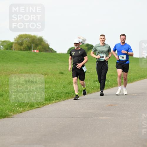 10.05.2026 - 8. Wedeler Halbmarathon Dr. Thomas Lammeyer http://msf.ph/oto/9697424 10.05.2026 11:29:10 Laufen 688, 765 meine-sportfotos.de