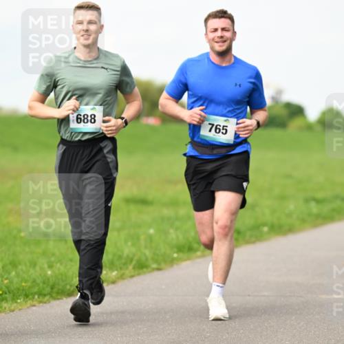 10.05.2026 - 8. Wedeler Halbmarathon Dr. Thomas Lammeyer http://msf.ph/oto/9697443 10.05.2026 11:29:13 Laufen 688, 765 meine-sportfotos.de