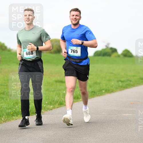 10.05.2026 - 8. Wedeler Halbmarathon Dr. Thomas Lammeyer http://msf.ph/oto/9697445 10.05.2026 11:29:13 Laufen 688, 765 meine-sportfotos.de