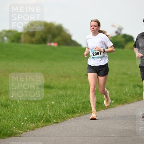 10.05.2026 - 8. Wedeler Halbmarathon Dr. Thomas Lammeyer http://msf.ph/oto/9697533 10.05.2026 11:29:35 Laufen 2097, 2113 meine-sportfotos.de