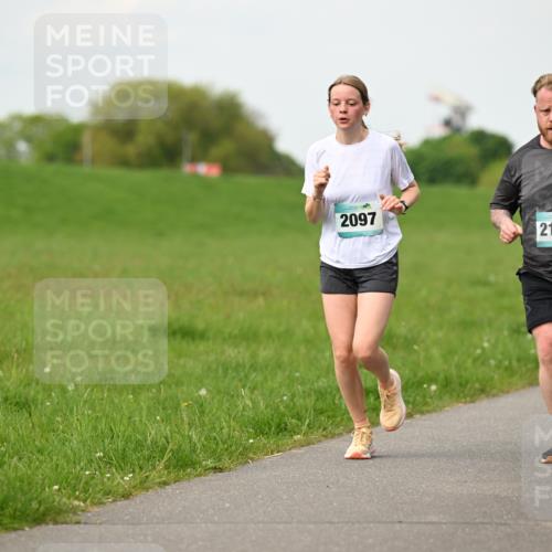 10.05.2026 - 8. Wedeler Halbmarathon Dr. Thomas Lammeyer http://msf.ph/oto/9697534 10.05.2026 11:29:35 Laufen 2097, 2113 meine-sportfotos.de
