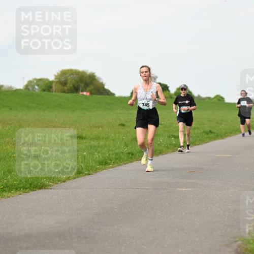 10.05.2026 - 8. Wedeler Halbmarathon Dr. Thomas Lammeyer http://msf.ph/oto/9697600 10.05.2026 11:29:54 Laufen 964, 745 meine-sportfotos.de