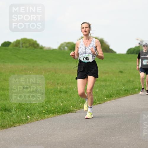10.05.2026 - 8. Wedeler Halbmarathon Dr. Thomas Lammeyer http://msf.ph/oto/9697610 10.05.2026 11:29:55 Laufen 745 meine-sportfotos.de