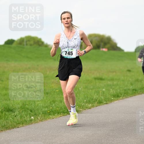 10.05.2026 - 8. Wedeler Halbmarathon Dr. Thomas Lammeyer http://msf.ph/oto/9697613 10.05.2026 11:29:56 Laufen 745, 1024 meine-sportfotos.de