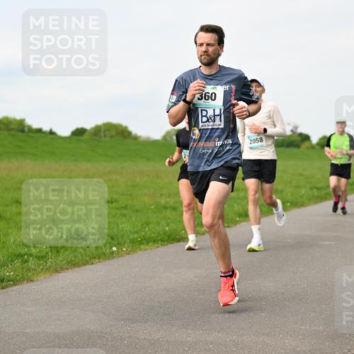 10.05.2026 - 8. Wedeler Halbmarathon Dr. Thomas Lammeyer http://msf.ph/oto/9697735 10.05.2026 11:30:20 Laufen 360, 2058 meine-sportfotos.de