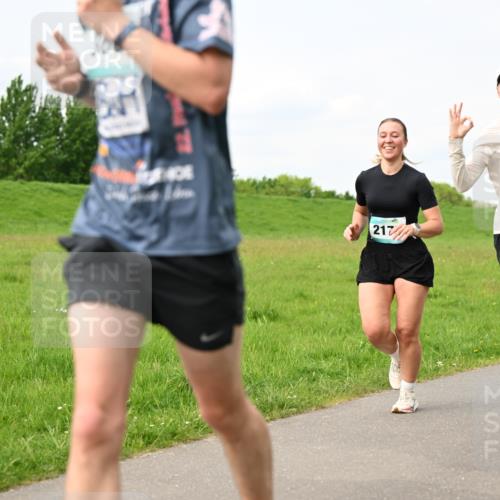 10.05.2026 - 8. Wedeler Halbmarathon Dr. Thomas Lammeyer http://msf.ph/oto/9697741 10.05.2026 11:30:21 Laufen 1406, 217, 2058 meine-sportfotos.de