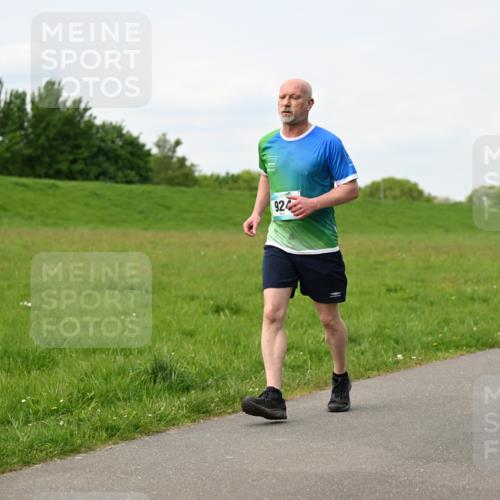 10.05.2026 - 8. Wedeler Halbmarathon Dr. Thomas Lammeyer http://msf.ph/oto/9697774 10.05.2026 11:30:27 Laufen 924, 957 meine-sportfotos.de