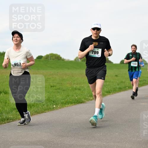 10.05.2026 - 8. Wedeler Halbmarathon Dr. Thomas Lammeyer http://msf.ph/oto/9697786 10.05.2026 11:30:30 Laufen 957, 789, 1045 meine-sportfotos.de