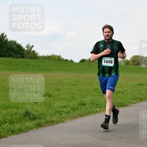 10.05.2026 - 8. Wedeler Halbmarathon Dr. Thomas Lammeyer http://msf.ph/oto/9697796 10.05.2026 11:30:32 Laufen 1045 meine-sportfotos.de