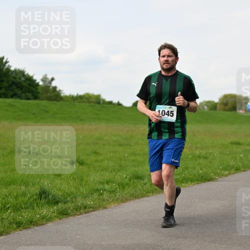 10.05.2026 - 8. Wedeler Halbmarathon Dr. Thomas Lammeyer http://msf.ph/oto/9697797 10.05.2026 11:30:32 Laufen 3045 meine-sportfotos.de
