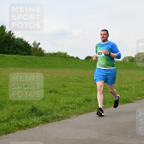 10.05.2026 - 8. Wedeler Halbmarathon Dr. Thomas Lammeyer http://msf.ph/oto/9697806 10.05.2026 11:30:34 Laufen 923 meine-sportfotos.de