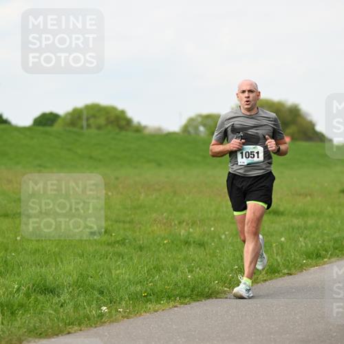 10.05.2026 - 8. Wedeler Halbmarathon Dr. Thomas Lammeyer http://msf.ph/oto/9697904 10.05.2026 11:30:56 Laufen 1051, 106, 392 meine-sportfotos.de