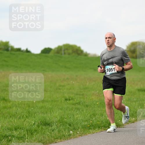 10.05.2026 - 8. Wedeler Halbmarathon Dr. Thomas Lammeyer http://msf.ph/oto/9697907 10.05.2026 11:30:57 Laufen 1051 meine-sportfotos.de