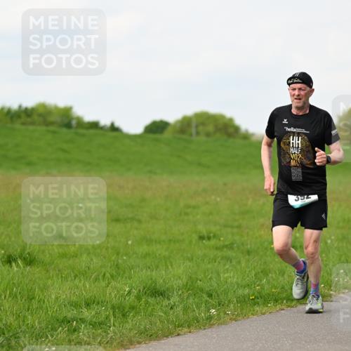 10.05.2026 - 8. Wedeler Halbmarathon Dr. Thomas Lammeyer http://msf.ph/oto/9697919 10.05.2026 11:30:59 Laufen 394 meine-sportfotos.de