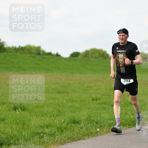 10.05.2026 - 8. Wedeler Halbmarathon Dr. Thomas Lammeyer http://msf.ph/oto/9697920 10.05.2026 11:30:59 Laufen 392 meine-sportfotos.de