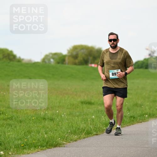 10.05.2026 - 8. Wedeler Halbmarathon Dr. Thomas Lammeyer http://msf.ph/oto/9697933 10.05.2026 11:31:10 Laufen 892 meine-sportfotos.de