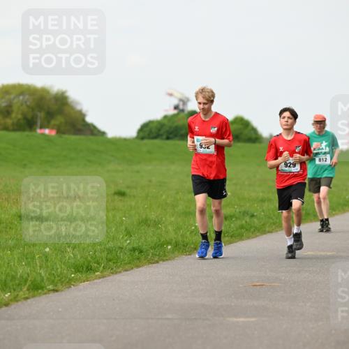 10.05.2026 - 8. Wedeler Halbmarathon Dr. Thomas Lammeyer http://msf.ph/oto/9697951 10.05.2026 11:31:13 Laufen 932, 812, 929 meine-sportfotos.de