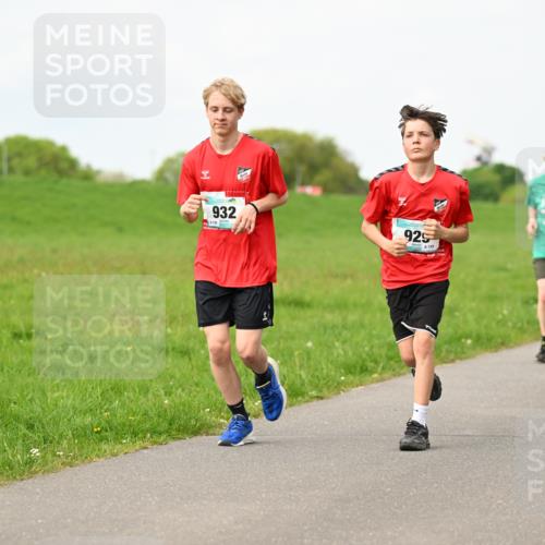 10.05.2026 - 8. Wedeler Halbmarathon Dr. Thomas Lammeyer http://msf.ph/oto/9697971 10.05.2026 11:31:16 Laufen 932, 130, 812, 925 meine-sportfotos.de