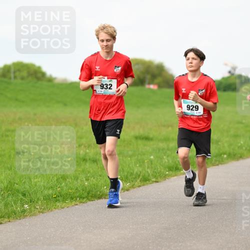 10.05.2026 - 8. Wedeler Halbmarathon Dr. Thomas Lammeyer http://msf.ph/oto/9697973 10.05.2026 11:31:16 Laufen 932, 130, 929, 129, 812 meine-sportfotos.de