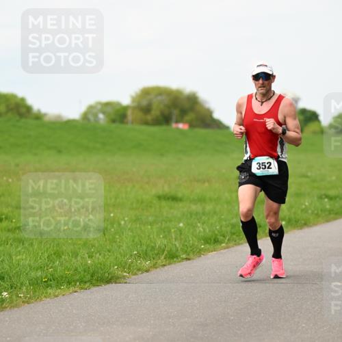 10.05.2026 - 8. Wedeler Halbmarathon Dr. Thomas Lammeyer http://msf.ph/oto/9698017 10.05.2026 11:31:26 Laufen 352 meine-sportfotos.de