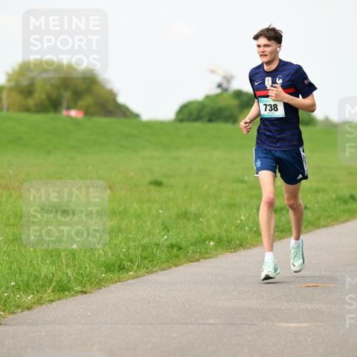 10.05.2026 - 8. Wedeler Halbmarathon Dr. Thomas Lammeyer http://msf.ph/oto/9698127 10.05.2026 11:31:48 Laufen 738, 100, 1020 meine-sportfotos.de