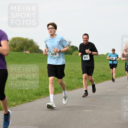 10.05.2026 - 8. Wedeler Halbmarathon Dr. Thomas Lammeyer http://msf.ph/oto/9698255 10.05.2026 11:32:18 Laufen 2035, 628, 221, 585 meine-sportfotos.de