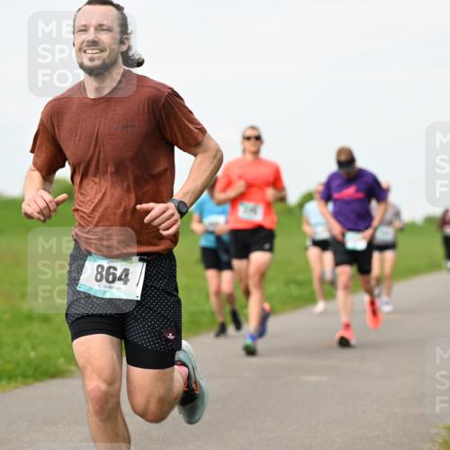 10.05.2026 - 8. Wedeler Halbmarathon Dr. Thomas Lammeyer http://msf.ph/oto/9698283 10.05.2026 11:32:23 Laufen 864 meine-sportfotos.de