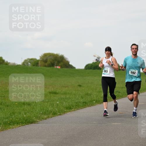 10.05.2026 - 8. Wedeler Halbmarathon Dr. Thomas Lammeyer http://msf.ph/oto/9698325 10.05.2026 11:32:30 Laufen 593, 592, 2011 meine-sportfotos.de